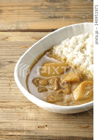 押し麦ご飯とマッサマンカレーを単品撮影 押し麦ご飯とマッサマンカレーを単品撮影 140951971