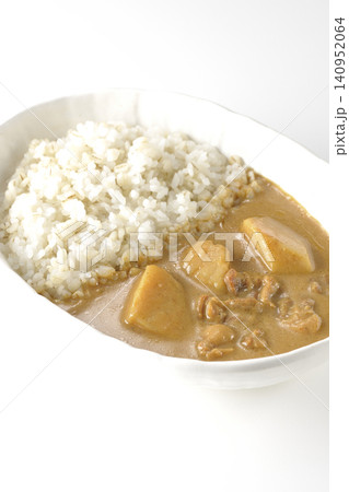 押し麦ご飯とマッサマンカレーを白背景で単品撮影 押し麦ご飯とマッサマンカレーを白背景で単品撮影 140952064