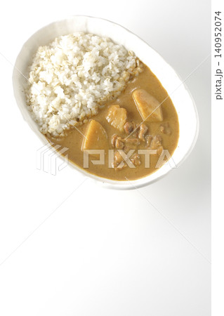 押し麦ご飯とマッサマンカレーを白背景で単品撮影 押し麦ご飯とマッサマンカレーを白背景で単品撮影 140952074