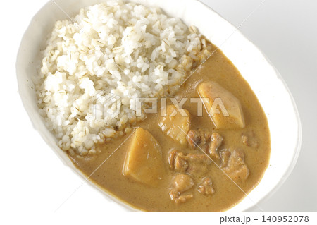 押し麦ご飯とマッサマンカレーを白背景で単品撮影 押し麦ご飯とマッサマンカレーを白背景で単品撮影 140952078