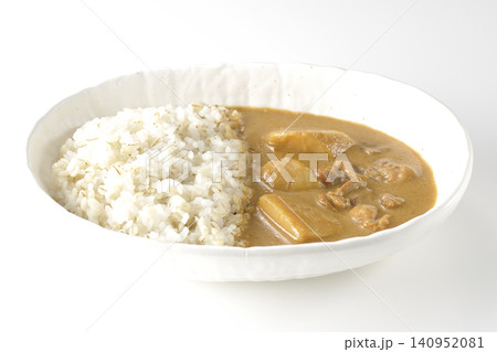 押し麦ご飯とマッサマンカレーを白背景で単品撮影 140952081