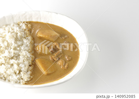 押し麦ご飯とマッサマンカレーを白背景で単品撮影 押し麦ご飯とマッサマンカレーを白背景で単品撮影 140952085