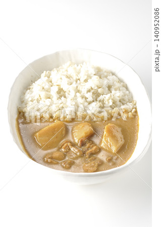 押し麦ご飯とマッサマンカレーを白背景で単品撮影 押し麦ご飯とマッサマンカレーを白背景で単品撮影 140952086
