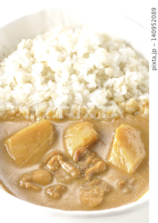 押し麦ご飯とマッサマンカレーを白背景で単品撮影 押し麦ご飯とマッサマンカレーを白背景で単品撮影 140952089