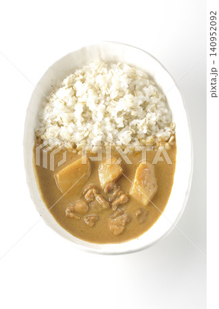 押し麦ご飯とマッサマンカレーを白背景で単品撮影 押し麦ご飯とマッサマンカレーを白背景で単品撮影 140952092