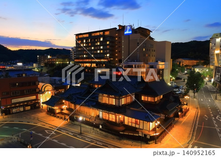 【愛媛県】リニューアルした道後温泉本館の夜景 【愛媛県】リニューアルした道後温泉本館の夜景 140952165