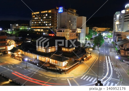 【愛媛県】リニューアルした道後温泉本館の夜景 140952176