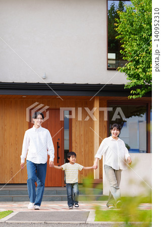 戸建ての玄関と三人家族 戸建ての玄関と三人家族 140952310