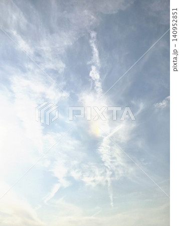 虹色の光が差し込む天使の羽のような雲 虹色の光が差し込む天使の羽のような雲 140952851