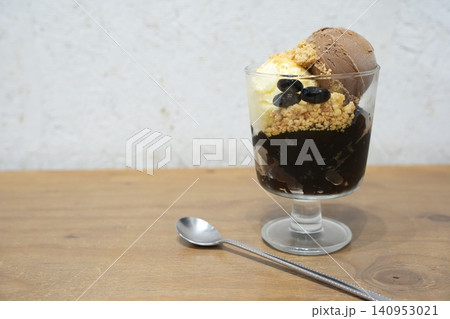 グラスに入ったコーヒーゼリー グラスに入ったコーヒーゼリー 140953021
