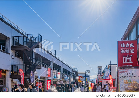 沼津市の沼津漁港周辺の街並み(静岡県) 140953037
