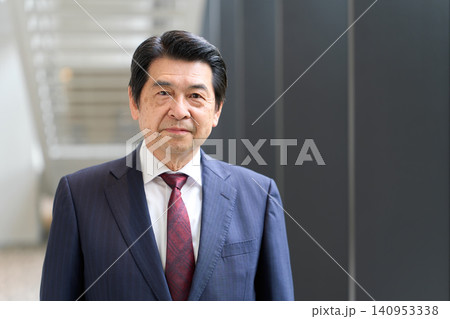 真剣な表情で立つアジア人ビジネスマン 真剣な表情で立つアジア人ビジネスマン 140953338