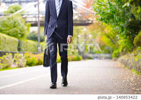 屋外を歩く20代のビジネスマン 屋外を歩く20代のビジネスマン 140953422
