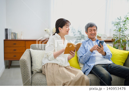ソファーに座ってリラックスして過ごすシニアの夫婦 ソファーに座ってリラックスして過ごすシニアの夫婦 140953476