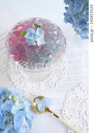 カラフルな紫陽花のゼリー カラフルな紫陽花のゼリー 140953529