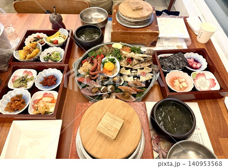 豪華海鮮盛り韓国定食|アワビ・カニ・ホタテの贅沢グルメテーブル 豪華海鮮盛り韓国定食|アワビ・カニ・ホタテの贅沢グルメテーブル 140953568