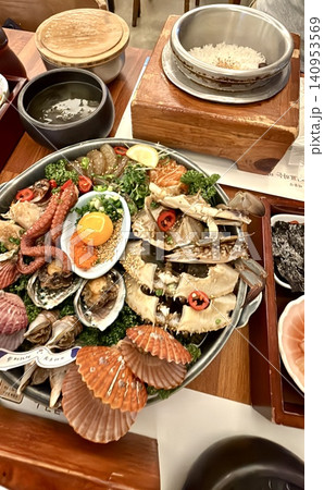 豪華海鮮盛り韓国定食|アワビ・カニ・ホタテの贅沢グルメテーブル 豪華海鮮盛り韓国定食|アワビ・カニ・ホタテの贅沢グルメテーブル 140953569