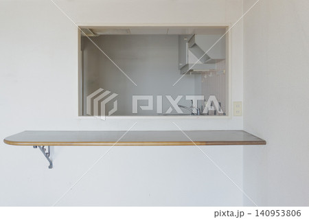 リフォーム前のリビングキッチン 古いマンション リフォーム前のリビングキッチン 古いマンション 140953806