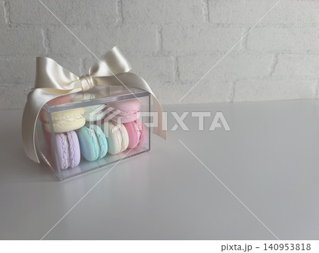 透明ケースに入ったフェイクスイーツマカロンの可愛いギフトのイメージ 透明ケースに入ったフェイクスイーツマカロンの可愛いギフトのイメージ 140953818