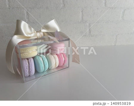 透明ケースに入ったフェイクスイーツマカロンの可愛いギフトのイメージ 透明ケースに入ったフェイクスイーツマカロンの可愛いギフトのイメージ 140953819