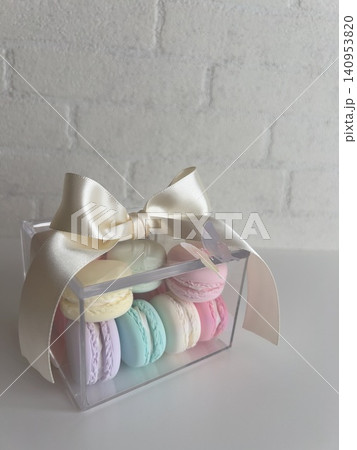 透明ケースに入ったフェイクスイーツマカロンの可愛いギフトのイメージ 透明ケースに入ったフェイクスイーツマカロンの可愛いギフトのイメージ 140953820