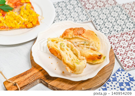 美味しそうな枝豆チーズパン 美味しそうな枝豆チーズパン 140954209