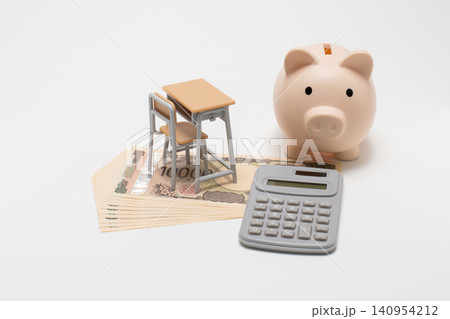 教育費や学費もしくは授業料と家計負担をイメージした学校机と電卓と一万円札 教育費や学費もしくは授業料と家計負担をイメージした学校机と電卓と一万円札 140954212
