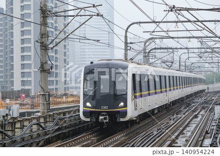 雨の宝山路駅を出る上海地下鉄の車輛 雨の宝山路駅を出る上海地下鉄の車輛 140954224