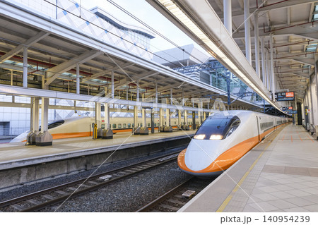 左営駅で出発を待つ台湾高鉄の車輛 左営駅で出発を待つ台湾高鉄の車輛 140954239