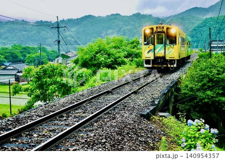 行波駅到着で減速する錦川清流線 行波駅到着で減速する錦川清流線 140954357