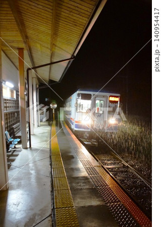 夜の長良川鉄道の風景 みなみ子宝温泉駅(レールバス気動車) 夜の長良川鉄道の風景 みなみ子宝温泉駅(レールバス気動車) 140954417