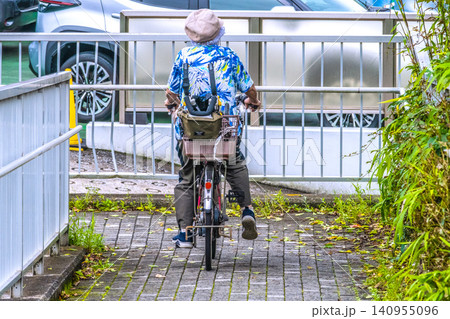 日本の横浜都市景観爆走したが…スロープを自転車で…曲がれず下りる羽目に…。荷台にシルバーカー 日本の横浜都市景観爆走したが…スロープを自転車で…曲がれず下りる羽目に…。荷台にシルバーカー 140955096