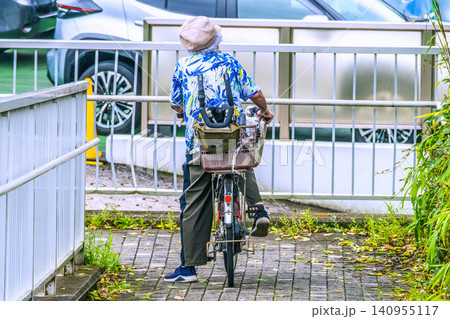 日本の横浜都市景観爆走したが…スロープを自転車で…曲がれず下りる羽目に…。荷台にシルバーカー 140955117