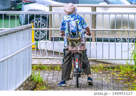 日本の横浜都市景観爆走したが…スロープを自転車で…曲がれず下りる羽目に…。荷台にシルバーカー 日本の横浜都市景観爆走したが…スロープを自転車で…曲がれず下りる羽目に…。荷台にシルバーカー 140955127