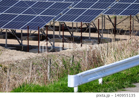 日本の田舎に設置されたソーラーパネルの風景 日本の田舎に設置されたソーラーパネルの風景 140955135