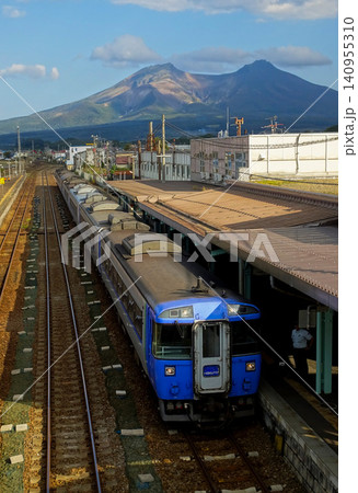 【縦構図、人物は影の中】JR森駅に停車中あるいは発車する特急北斗 【縦構図、人物は影の中】JR森駅に停車中あるいは発車する特急北斗 140955310