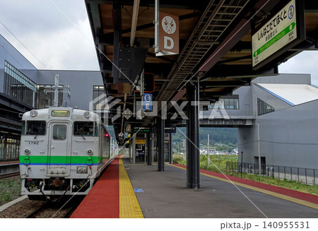 【人物ロゴマーク等無】新函館北斗駅に停車中の普通列車 【人物ロゴマーク等無】新函館北斗駅に停車中の普通列車 140955531
