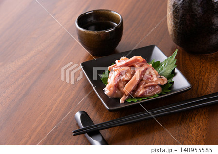 イカの塩辛と日本酒 イカの塩辛と日本酒 140955585