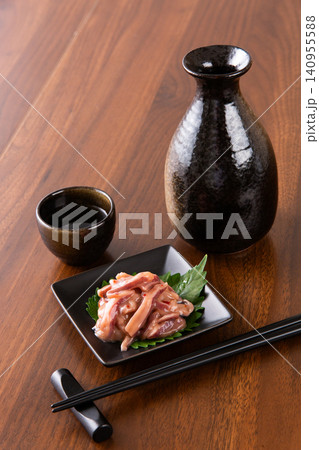 イカの塩辛と日本酒 イカの塩辛と日本酒 140955588