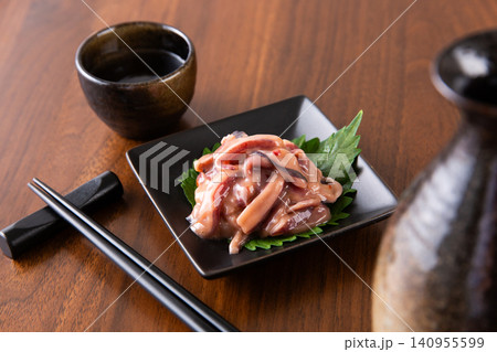 イカの塩辛と日本酒 イカの塩辛と日本酒 140955599