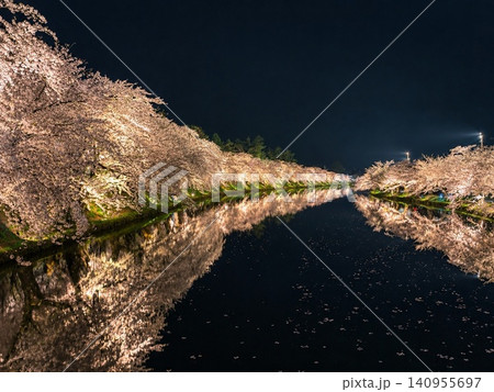 弘前公園の夜桜と水鏡 幻想的な春のライトアップ風景 弘前公園の夜桜と水鏡 幻想的な春のライトアップ風景 140955697