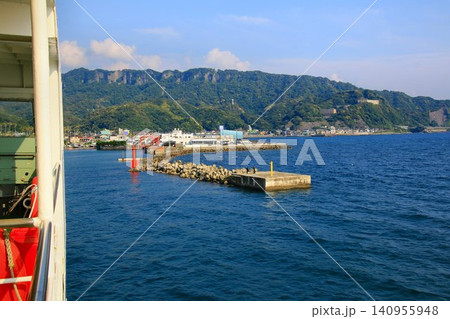 浦賀水道を渡る東京湾の渡し船… 【金谷港】へ入港する『東京湾フェリー』 140955948