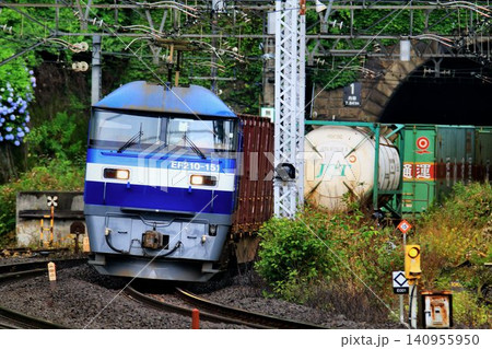 電気機関車・EF210『桃太郎』が牽引するコンテナ貨物列車 140955950