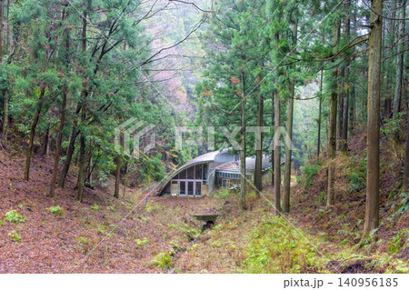 山中にひっそりと佇むモダンなデザインの廃建築 高尾森林ふれあい館 山中にひっそりと佇むモダンなデザインの廃建築 高尾森林ふれあい館 140956185