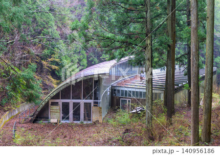 山中にひっそりと佇むモダンなデザインの廃建築 高尾森林ふれあい館 山中にひっそりと佇むモダンなデザインの廃建築 高尾森林ふれあい館 140956186