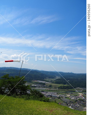 青空にはためく吹き流しと山の風景 青空にはためく吹き流しと山の風景 140956260