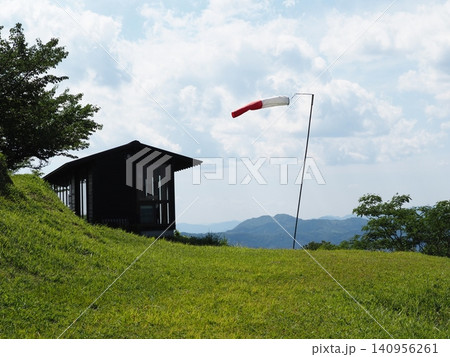 草原の丘に立つ小屋と吹き流し 草原の丘に立つ小屋と吹き流し 140956261