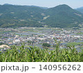 山あいに広がる田園の町の眺め 140956262