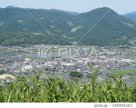 山あいに広がる田園の町の眺め 山あいに広がる田園の町の眺め 140956262