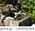 日本庭園の竹の筧と石の手水鉢 140956268